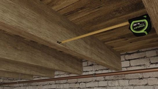 Schritt 3 | Messen Sie den Abstand zwischen den Holzbalken